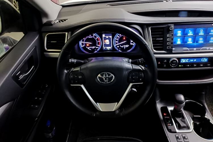 Used Toyota Highlander 2018 2.0T Four-Wheel Drive Luxury Version 7 Seats China VI Standard Steering Wheel