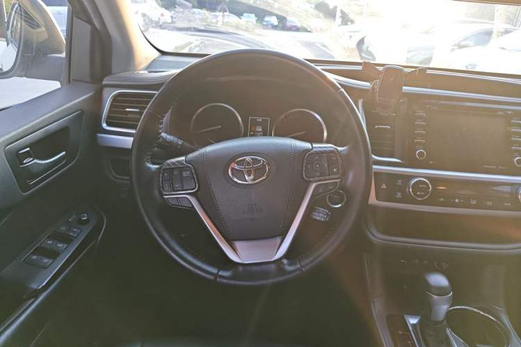 Used Toyota Highlander 2018 2.0T Four-Wheel Drive Luxury Version 7 Seats China VI Standard Steering Wheel