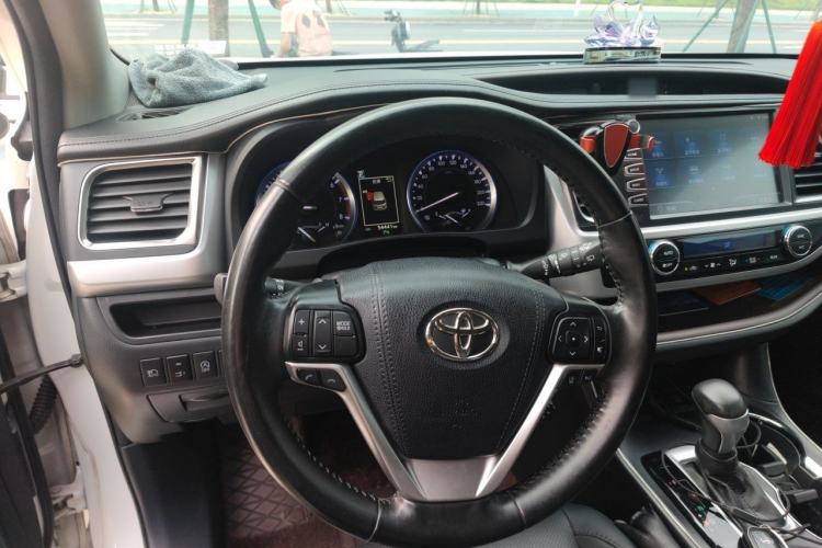 Used Toyota Highlander 2018 2.0T Two-Wheel-Drive Luxury Edition 7 Seats Emission Standard China V Steering Wheel