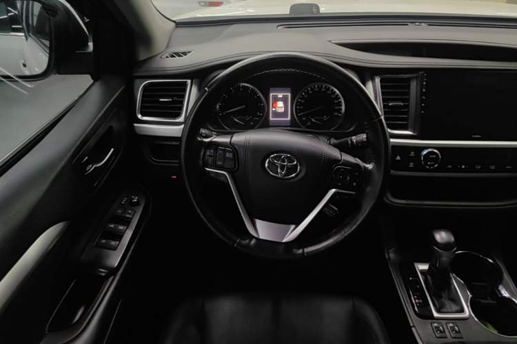 Used Toyota Highlander 2018 2.0T Four-Wheel Drive Luxury Version 7 Seats China VI Standard Steering Wheel