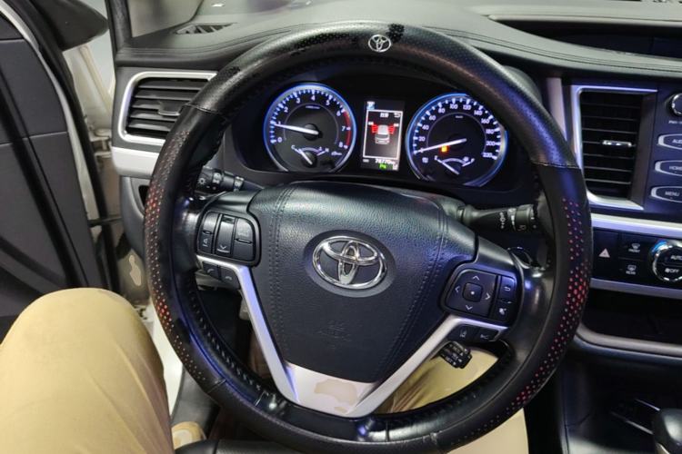 Used Toyota Highlander 2018 2.0T Two-Wheel Drive Luxury Edition 7 Seats China VI Standard Steering Wheel
