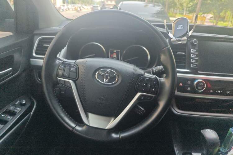 Used Toyota Highlander 2018 2.0T Four-Wheel Drive Luxury Version 7 Seats China VI Standard Steering Wheel