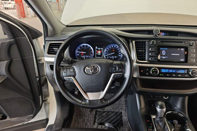 Used Toyota Highlander 2018 2.0T Two-Wheel-Drive Luxury Edition 7 Seats Emission Standard China V Steering Wheel