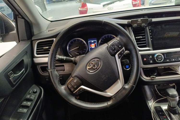 Used Toyota Highlander 2018 2.0T Four-Wheel Drive Luxury Version 7 Seats China VI Standard Steering Wheel