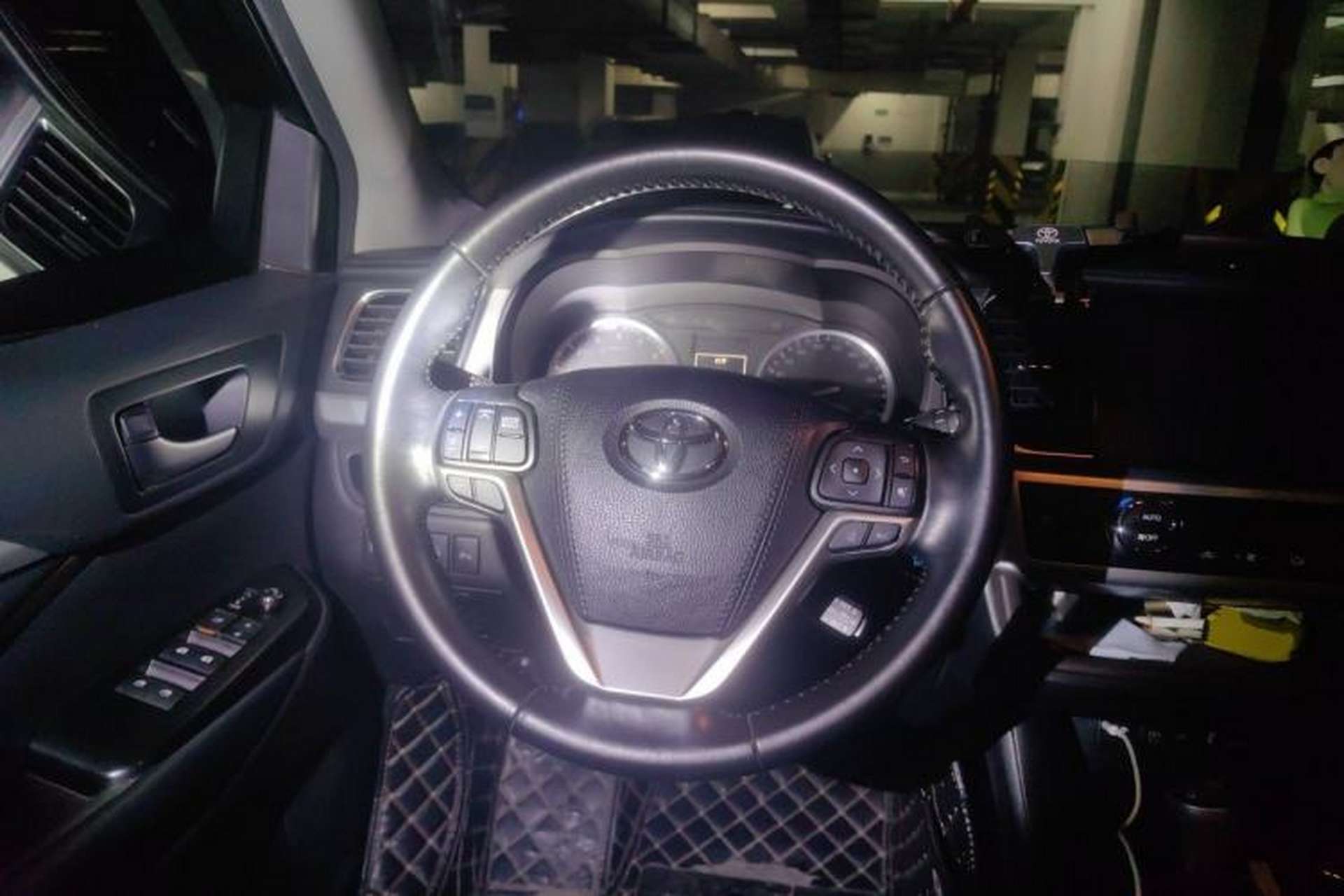 Used Toyota Highlander 2018 2.0T Four-Wheel Drive Prestige Version 7 Seats China VI Standard Steering Wheel