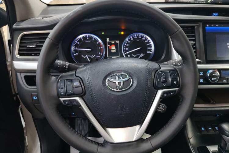 Used Toyota Highlander 2018 2.0T Four-Wheel Drive Luxury Edition 7 Seats China V Emission Standard Steering Wheel