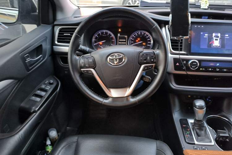 Used Toyota Highlander 2018 2.0T Four-Wheel Drive Luxury Edition 7 Seats China V Emission Standard Steering Wheel