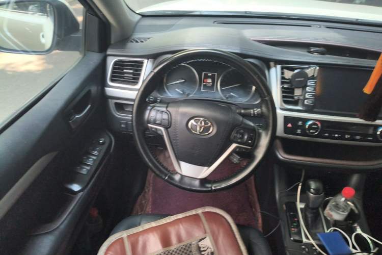 Used Toyota Highlander 2018 2.0T Four-Wheel Drive Luxury Version 7 Seats China VI Standard Steering Wheel