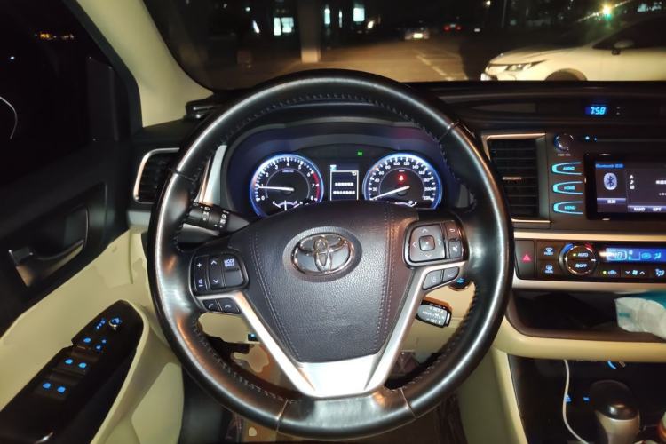 Used Toyota Highlander 2018 2.0T Two-Wheel Drive Luxury Edition 7 Seats China VI Standard Steering Wheel