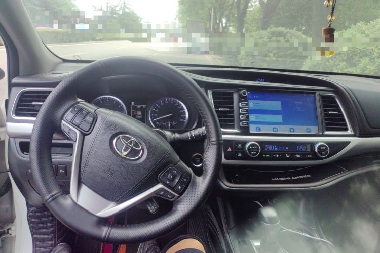 Used Toyota Highlander 2018 2.0T Two-Wheel-Drive Luxury Edition 7 Seats Emission Standard China V Steering Wheel