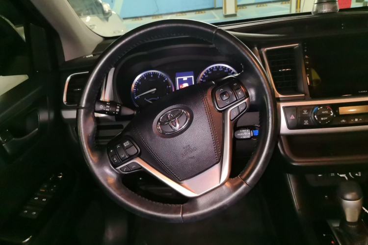 Used Toyota Highlander 2018 2.0T Four-Wheel Drive Luxury Version 7 Seats China VI Standard Steering Wheel