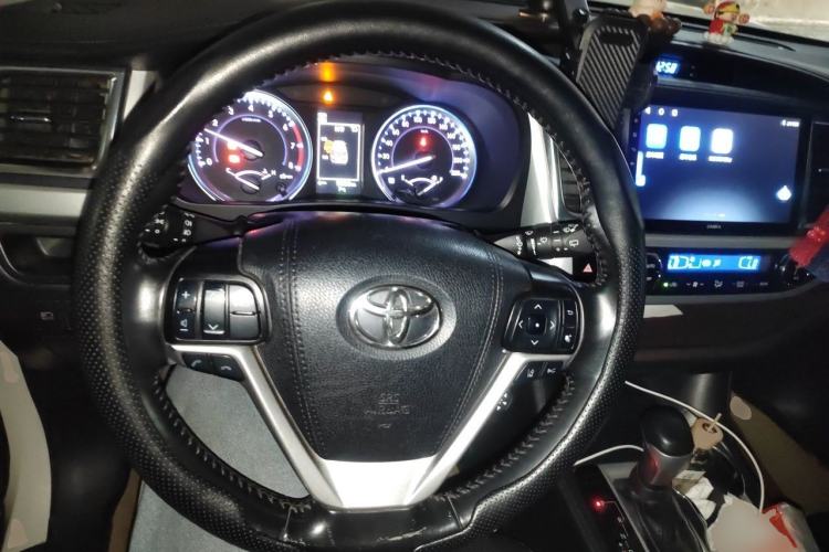 Used Toyota Highlander 2018 2.0T Two-Wheel-Drive Luxury Edition 7 Seats Emission Standard China V Steering Wheel