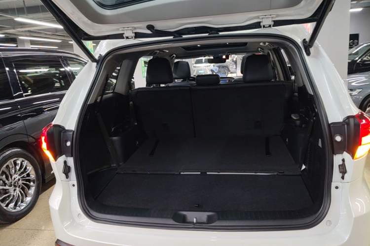 Used Toyota Highlander 2018 2.0T Four-Wheel Drive Luxury Edition 7 Seats China V Emission Standard Trunk
