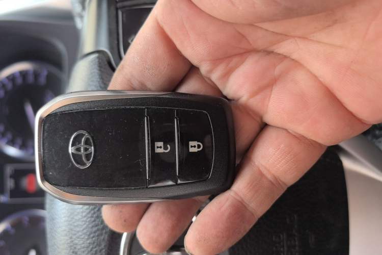 Used Toyota Highlander 2018 2.0T Four-Wheel Drive Luxury Edition 7 Seats China V Emission Standard Vehicle Key