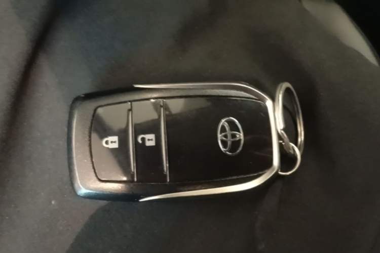 Used Toyota Highlander 2018 2.0T Four-Wheel Drive Luxury Version 7 Seats China VI Standard Vehicle Key