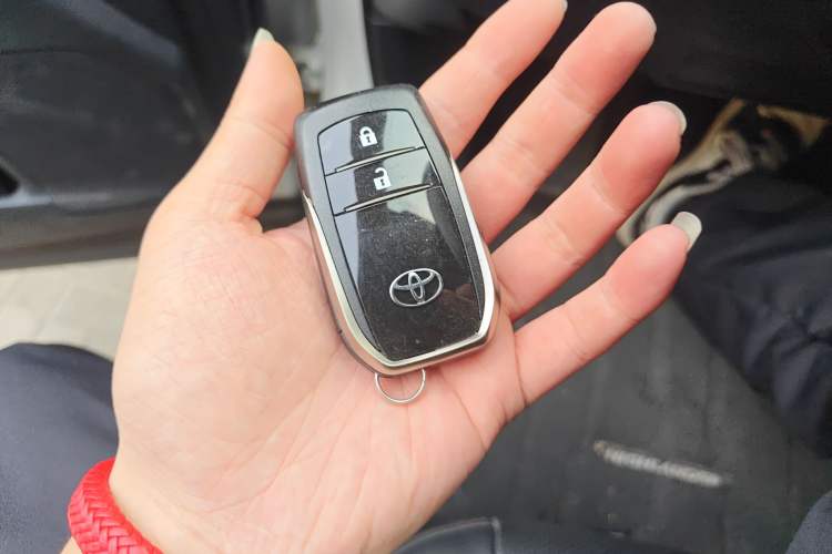 Used Toyota Highlander 2018 2.0T Four-Wheel Drive Prestige Version 7 Seats China VI Standard Vehicle Key