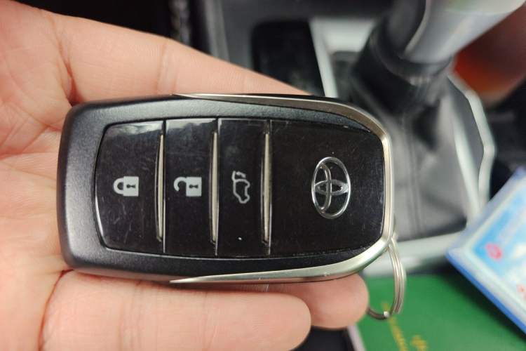 Used Toyota Highlander 2018 2.0T Four-Wheel Drive Prestige Version 7 Seats China VI Standard Vehicle Key