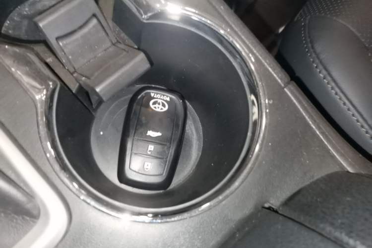 Used Toyota Highlander 2018 2.0T Four-Wheel Drive Luxury Version 7 Seats China VI Standard Vehicle Key