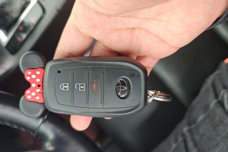 Used Toyota Highlander 2018 2.0T Four-Wheel Drive Luxury Version 7 Seats China VI Standard Vehicle Key