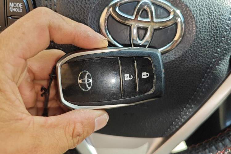 Used Toyota Highlander 2018 2.0T Four-Wheel Drive Luxury Edition 7 Seats China V Emission Standard Vehicle Key