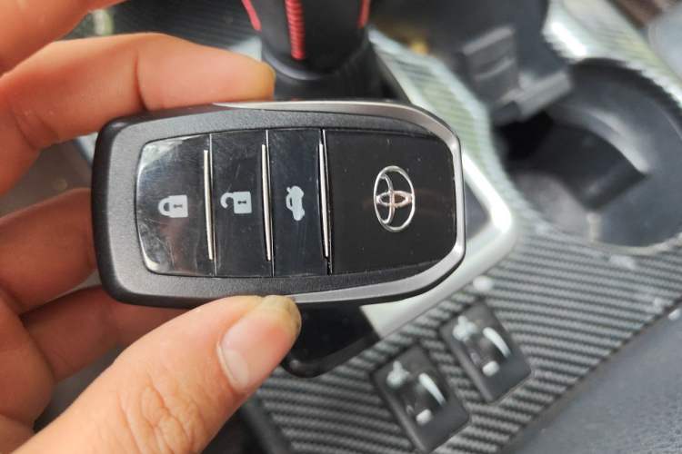 Used Toyota Highlander 2018 2.0T Four-Wheel Drive Prestige Version 7 Seats China VI Standard Vehicle Key