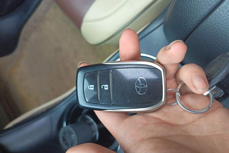 Used Toyota Highlander 2018 2.0T Four-Wheel Drive Luxury Version 7 Seats China VI Standard Vehicle Key