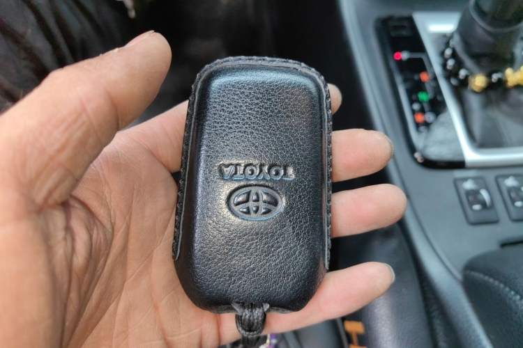 Used Toyota Highlander 2018 2.0T Four-Wheel Drive Luxury Version 7 Seats China VI Standard Vehicle Key
