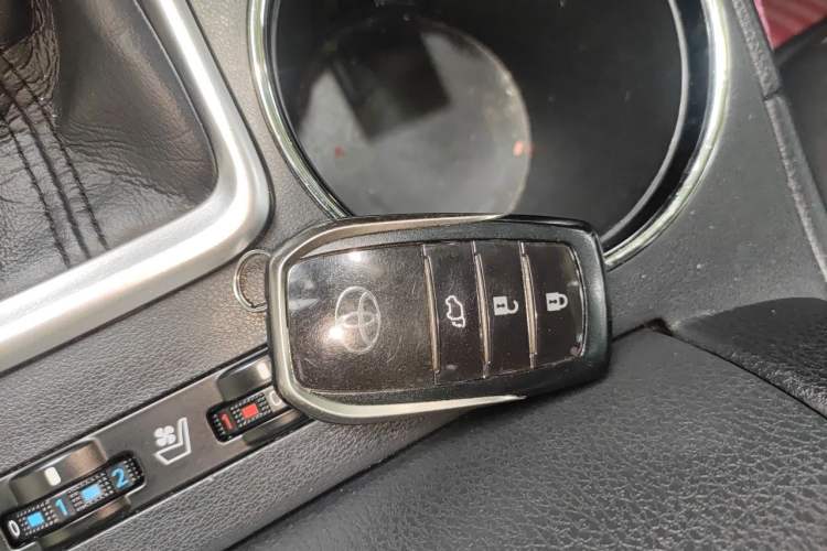 Used Toyota Highlander 2018 2.0T Four-Wheel Drive Supreme Edition 7-Seater China VI Vehicle Key