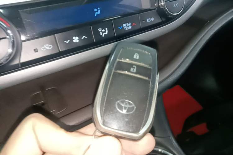 Used Toyota Highlander 2018 2.0T Four-Wheel Drive Luxury Version 7 Seats China VI Standard Vehicle Key