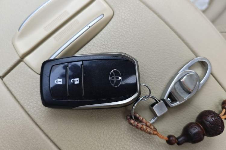 Used Toyota Highlander 2018 2.0T Four-Wheel Drive Luxury Edition 7 Seats China V Emission Standard Vehicle Key
