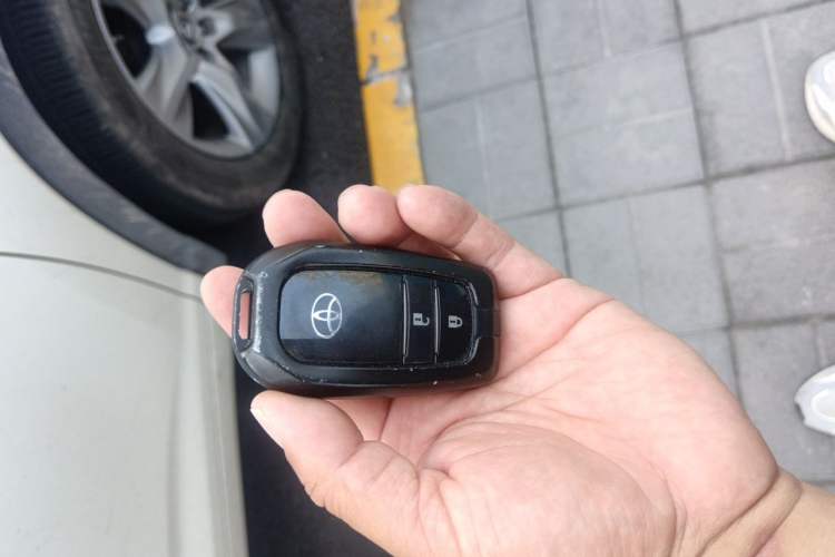 Used Toyota Highlander 2018 2.0T Four-Wheel Drive Luxury Version 7 Seats China VI Standard Vehicle Key