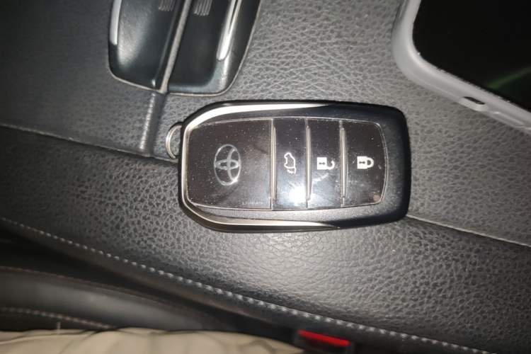 Used Toyota Highlander 2018 2.0T Four-Wheel Drive Prestige Version 7 Seats China VI Standard Vehicle Key