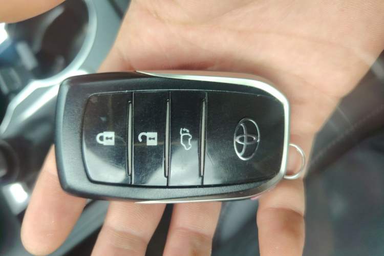 Used Toyota Highlander 2018 2.0T Four-Wheel Drive Prestige Version 7 Seats China VI Standard Vehicle Key
