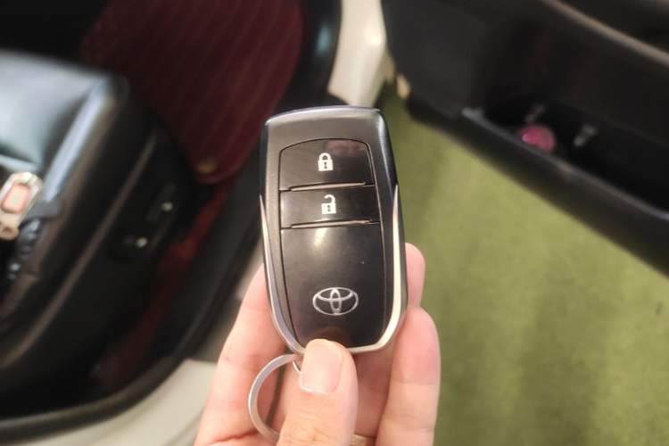 Used Toyota Highlander 2018 2.0T Four-Wheel Drive Luxury Edition 7 Seats China V Emission Standard Vehicle Key