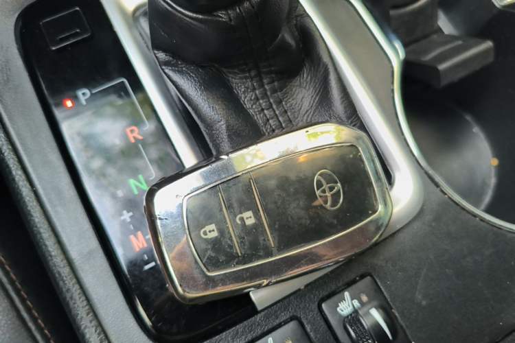 Used Toyota Highlander 2018 2.0T Four-Wheel Drive Luxury Edition 7 Seats China V Emission Standard Vehicle Key