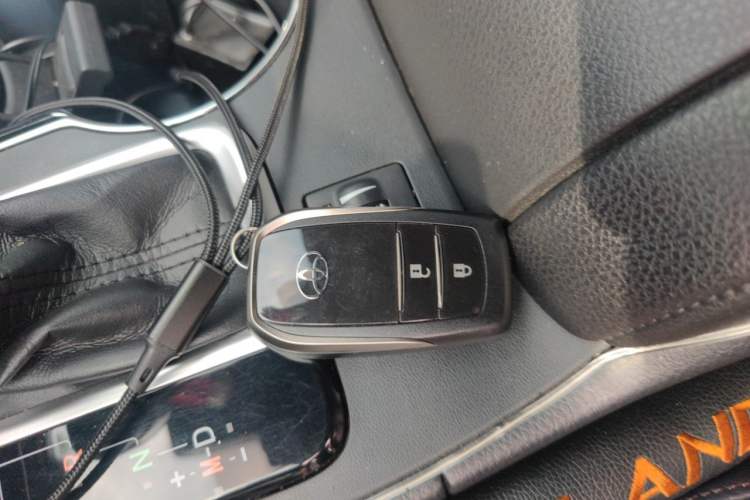Used Toyota Highlander 2018 2.0T Two-Wheel-Drive Luxury Edition 7 Seats Emission Standard China V Vehicle Key