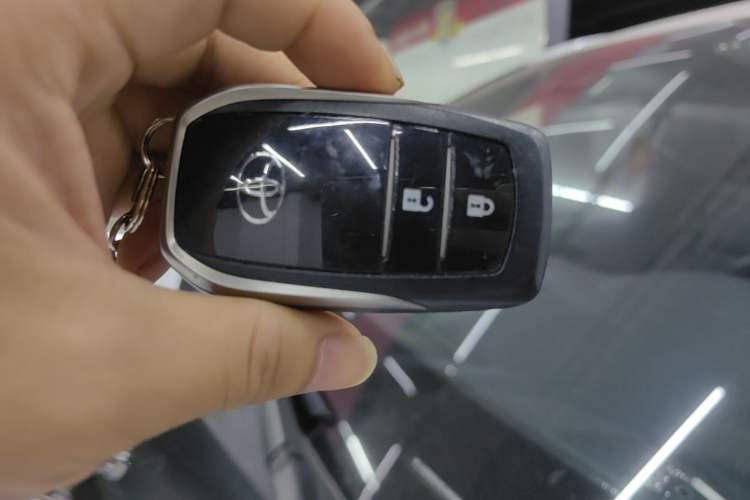 Used Toyota Highlander 2018 2.0T Four-Wheel Drive Luxury Version 7 Seats China VI Standard Vehicle Key