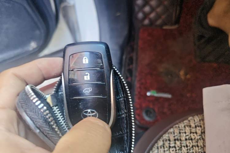 Used Toyota Highlander 2018 2.0T Four-Wheel Drive Prestige Version 7 Seats China V Emission Standard Vehicle Key