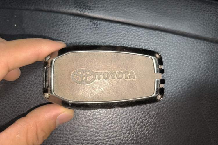 Used Toyota Highlander 2018 2.0T Four-Wheel Drive Luxury Version 7 Seats China VI Standard Vehicle Key