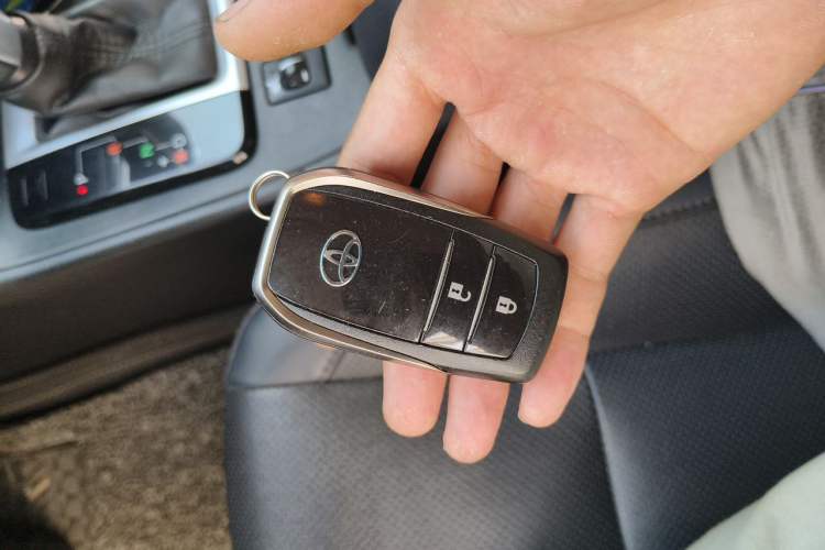 Used Toyota Highlander 2018 2.0T Four-Wheel Drive Luxury Edition 7 Seats China V Emission Standard Vehicle Key