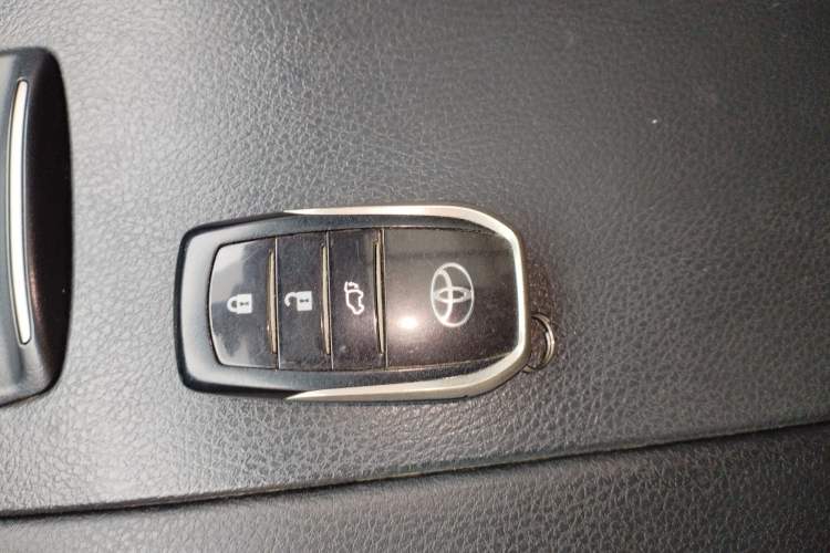 Used Toyota Highlander 2018 2.0T Four-Wheel Drive Prestige Version 7 Seats China V Emission Standard Vehicle Key