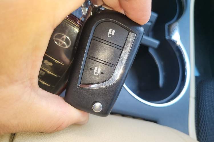 Used Toyota Highlander 2018 2.0T Two-Wheel Drive Elite Version 5 Seats China VI Standard Vehicle Key