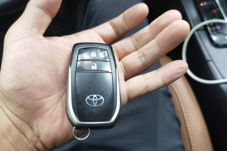 Used Toyota Highlander 2018 2.0T Four-Wheel Drive Knight Edition 7 Seats China VI Standard Vehicle Key
