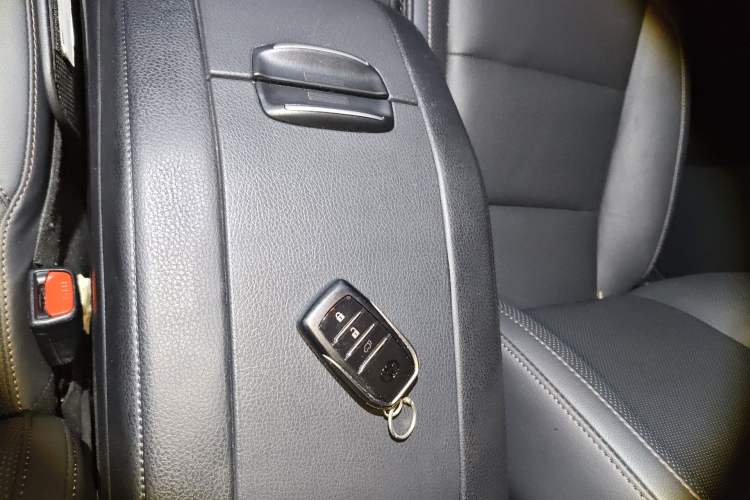 Used Toyota Highlander 2018 2.0T Four-Wheel Drive Prestige Version 7 Seats China VI Standard Vehicle Key