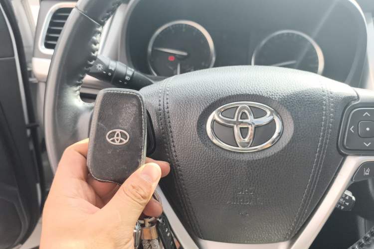 Used Toyota Highlander 2018 2.0T Four-Wheel Drive Luxury Version 7 Seats China VI Standard Vehicle Key