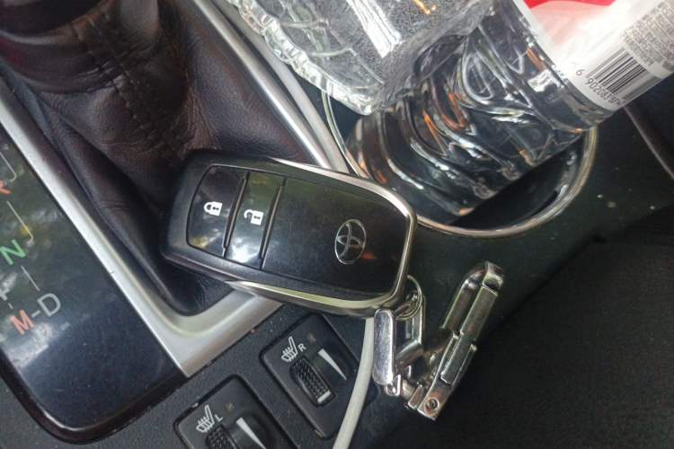 Used Toyota Highlander 2018 2.0T Four-Wheel Drive Luxury Edition 7 Seats China V Emission Standard Vehicle Key