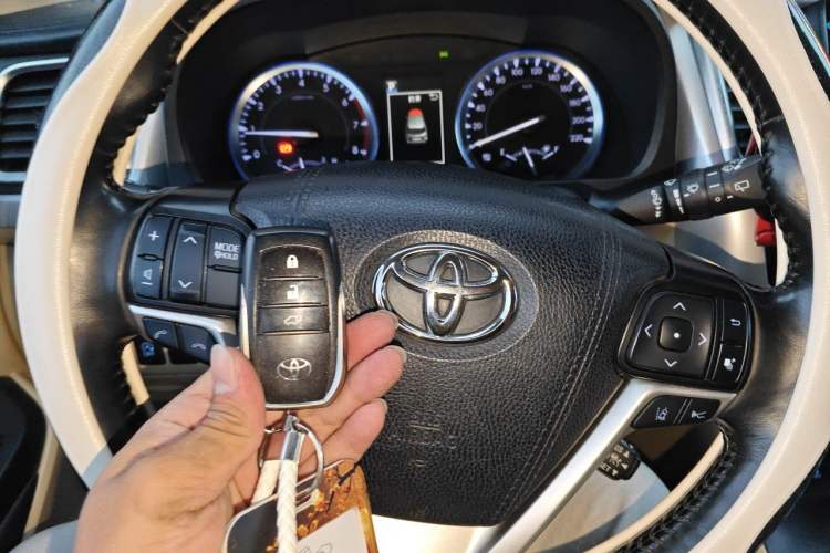 Used Toyota Highlander 2018 2.0T Four-Wheel Drive Supreme Edition 7-Seater China VI Vehicle Key
