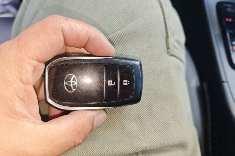 Used Toyota Highlander 2018 2.0T Four-Wheel Drive Luxury Version 7 Seats China VI Standard Vehicle Key