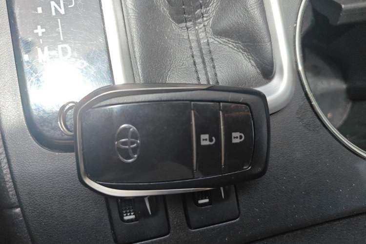 Used Toyota Highlander 2018 2.0T Four-Wheel Drive Luxury Edition 7 Seats China V Emission Standard Vehicle Key