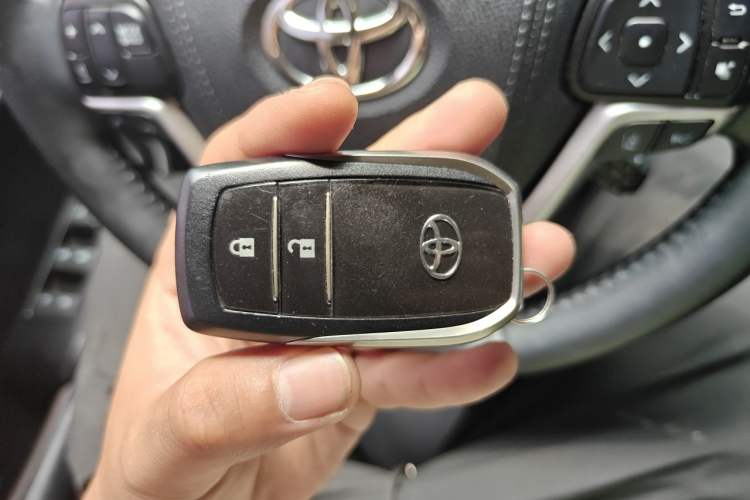 Used Toyota Highlander 2018 2.0T Four-Wheel Drive Prestige Version 7 Seats China VI Standard Vehicle Key
